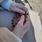 La prière du rosaire pendant le mois de Marie