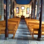 Et si les bancs d’église avaient des oreilles…